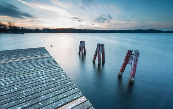 Göl manzara iskelesi ile. Uzun süreli pozlama — Stok fotoğraf