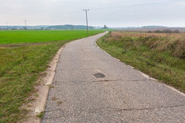 Kırsalda eski asfalt yol