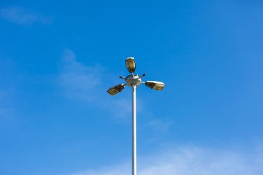 Mavi gökyüzü arka planında sokak lambası