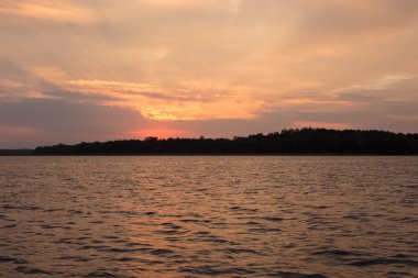 Güneş battıktan sonra göl