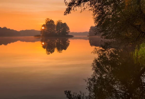 Wschód słońca nad jeziorem — Zdjęcie stockowe