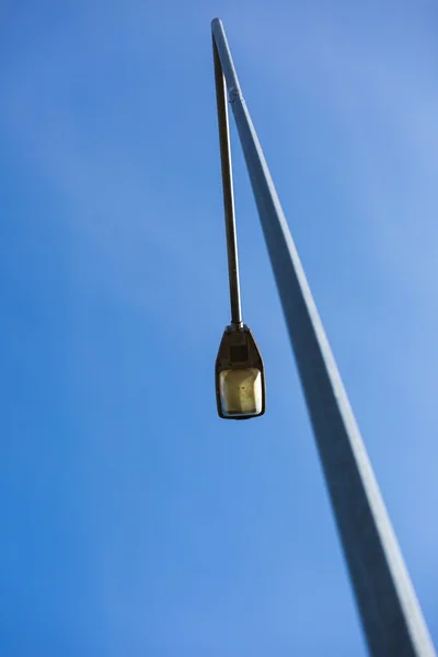 Lâmpada de rua no fundo céu azul — Fotografia de Stock