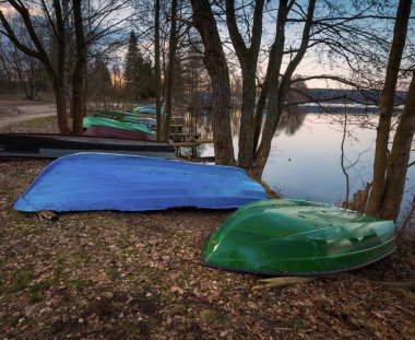 Göl manzarası ile tekneler