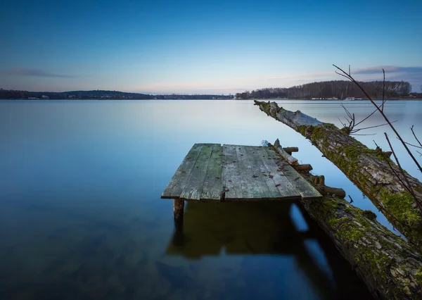 Lago paisaje con pequeño muelle de madera — Foto de Stock