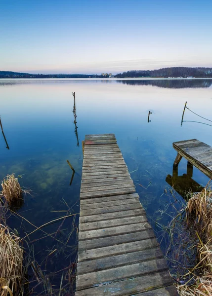 Lake landschap met kleine houten pier — Stockfoto