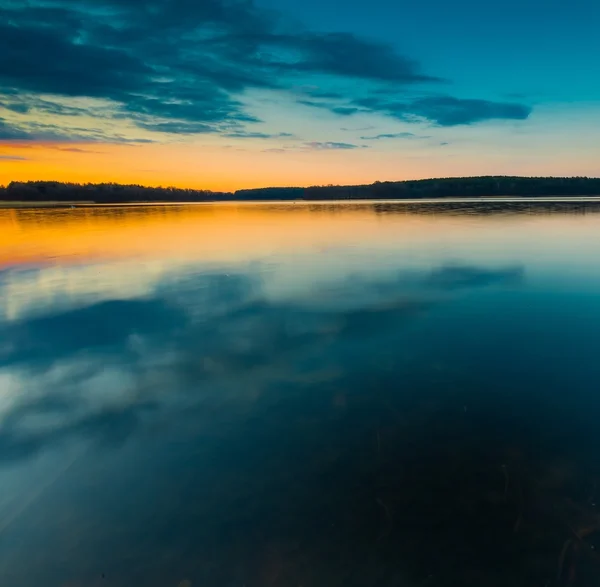 Güneş battıktan sonra göl manzara