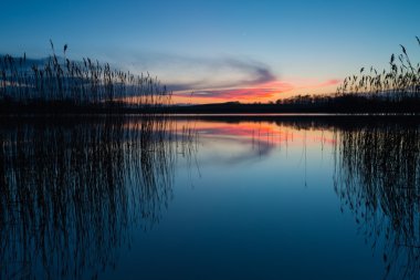 Renkli gökyüzü günbatımı güzel göl. Sakin canlı manzara