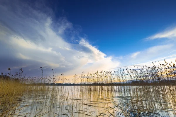 Bellissimo lago con cielo colorato tramonto. Tranquillo paesaggio vibrante — Foto Stock