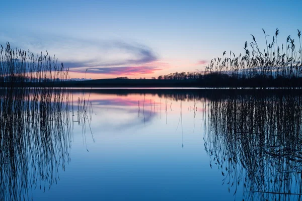 Beautiful lake with colorful sunset sky. Tranquil vibrant landscape — Stock Photo, Image