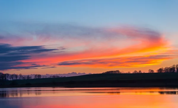 Hermoso lago con cielo colorido atardecer. Paisaje tranquilo y vibrante — Foto de Stock