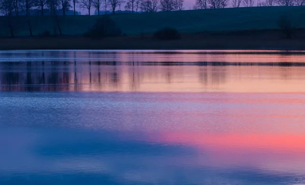 Beau lac avec ciel coloré au coucher du soleil. Paysage tranquille et dynamique — Photo