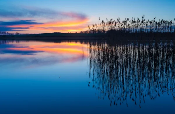 Hermoso lago con cielo colorido atardecer. Paisaje tranquilo y vibrante — Foto de Stock