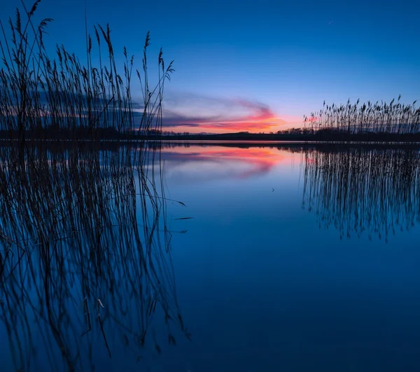 Hermoso lago con cielo colorido atardecer. Paisaje tranquilo y vibrante — Foto de Stock