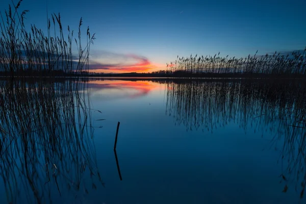 Hermoso lago con cielo colorido atardecer. Paisaje tranquilo y vibrante — Foto de Stock