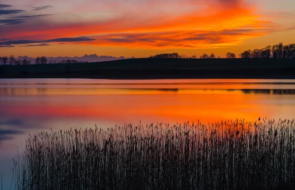 Красивое озеро с красочным закатным небом. Спокойный яркий пейзаж — стоковое фото
