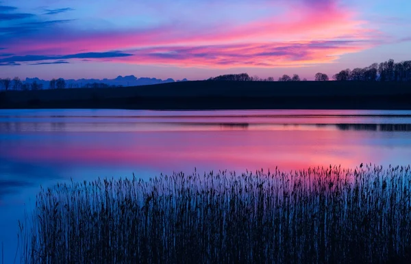 Hermoso lago con cielo colorido atardecer. Paisaje tranquilo y vibrante — Foto de Stock