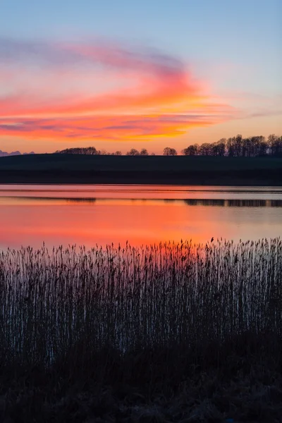 Hermoso lago con cielo colorido atardecer. Paisaje tranquilo y vibrante — Foto de Stock