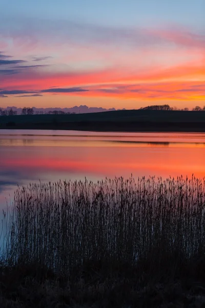 Hermoso lago con cielo colorido atardecer. Paisaje tranquilo y vibrante — Foto de Stock