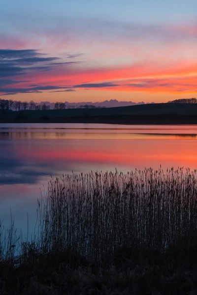 Прекрасне озеро з барвистим небом заходу сонця. Транквільський яскравий пейзаж — стокове фото