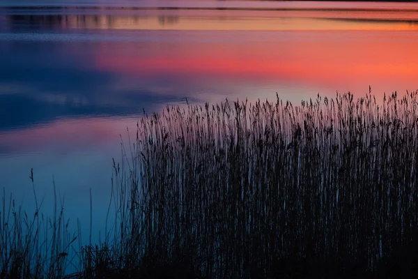 Piękne kolorowe niebo zachód słońca nad jeziorem refected w wodzie. Spokojnej krajobraz żywe — Zdjęcie stockowe