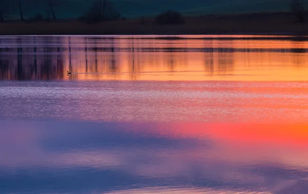 Beautiful lake with colorful sunset sky refected in water. Tranquil vibrant landscape — Stock Photo, Image