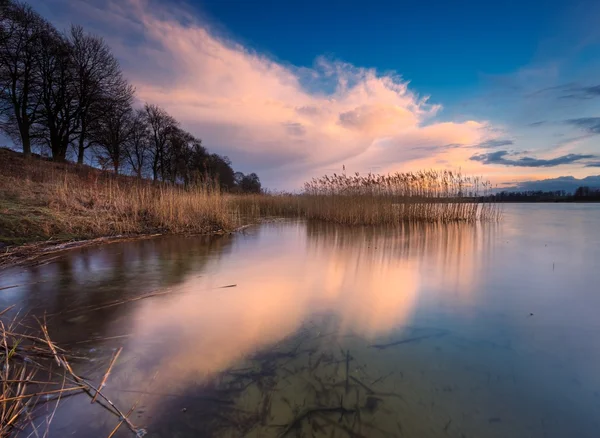 Lindo lago com céu colorido pôr do sol. Tranquilo paisagem vibrante — Fotografia de Stock