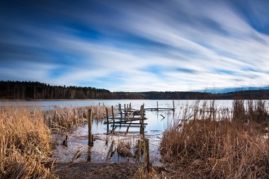 Eski yıkılan iskelenin ile göl