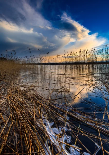 Vackra sjön med färgglada solnedgång himlen. Lugn levande landskap — Stockfoto