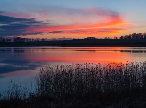 Hermoso lago con cielo colorido atardecer. Paisaje tranquilo y vibrante — Foto de Stock