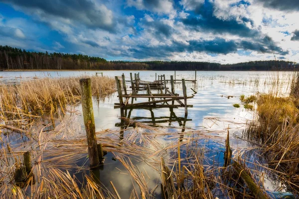 Lago con vecchio molo distrutto — Foto Stock