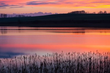 Güneş battıktan sonra göl