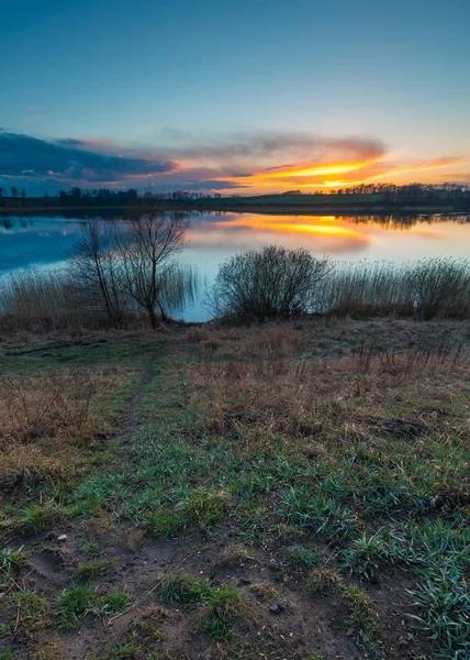 Озеро після заходу сонця — стокове фото