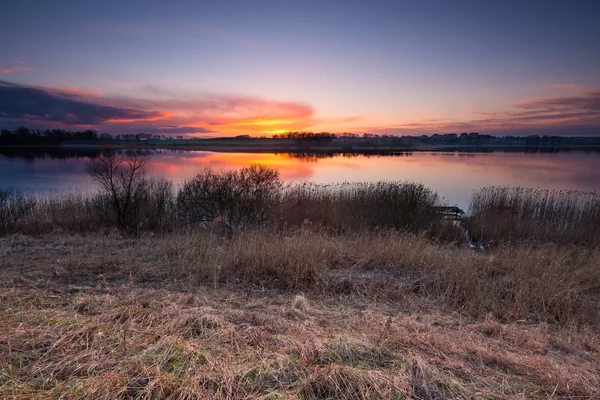 Lago cerca del campo después del atardecer — Foto de Stock