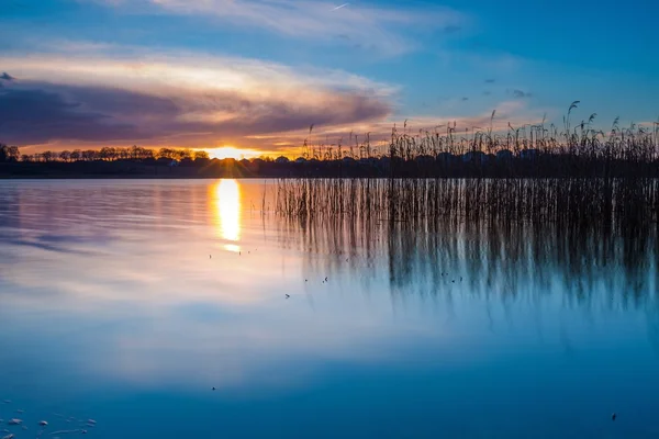 Lac après le coucher du soleil — Photo