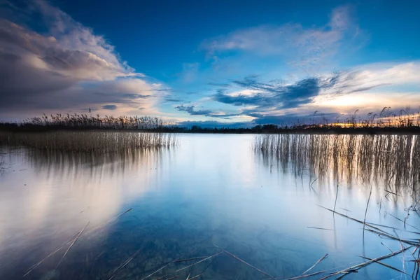 Sjön efter solnedgången — Stockfoto