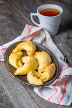 ev yapımı kruvasan ve ahşap tabl üzerinde çay