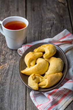 ev yapımı kruvasan ve ahşap tabl üzerinde çay