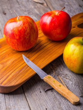 Ahşap kesme tahtası üzerinde taze elma 