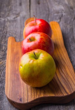 Ahşap kesme tahtası üzerinde taze elma 