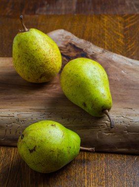 ahşap kesme tahtası üzerinde armut 