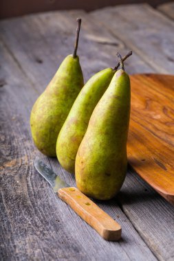 ahşap kesme tahtası üzerinde armut 