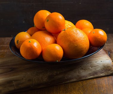 ahşap kesme tahtası üzerinde taze mandalina