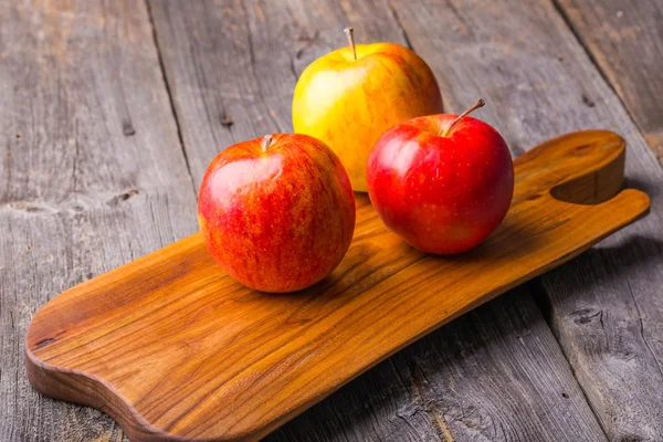 Ahşap kesme tahtası üzerinde taze elma 