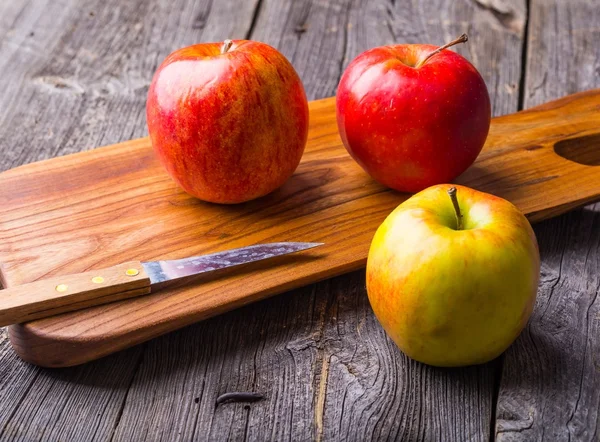 Ahşap kesme tahtası üzerinde taze elma 