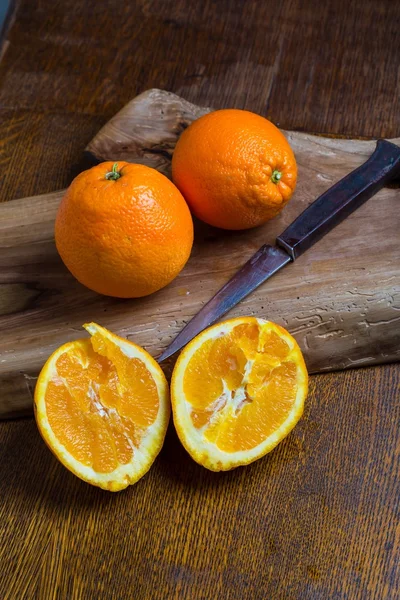 Fresh tangerines on wooden cutting board — Stock Photo, Image