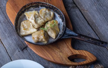 Pierogi (köfte lahana turşusu ve mantar ile)