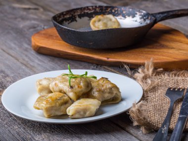 Pierogi (köfte lahana turşusu ve mantar ile)