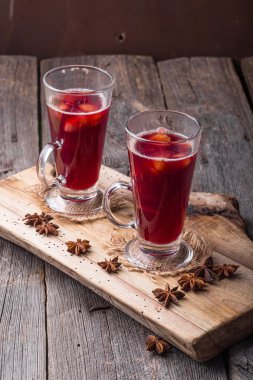 Ahşap tahta ve antik tablo mulled şarap