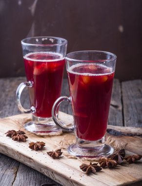 Ahşap tahta ve antik tablo mulled şarap