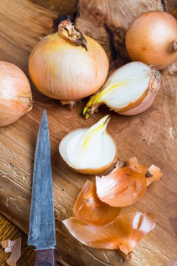 Ahşap kesme tahtası üzerinde Dilimleme soğan